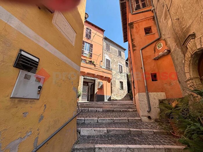 Appartamento quadrilocale in vendita in Vicolo Primo della Portella, Paliano