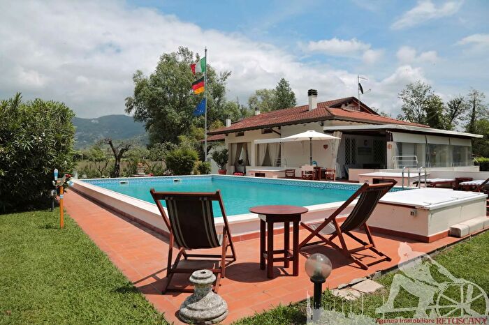 Casa con 14 locali in vendita in Forte Dei Marmi