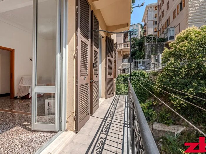 Appartamento con 7 locali in vendita in Strozzi, Genova