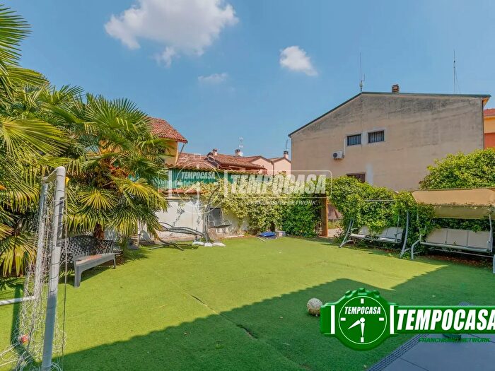Casa trilocale in vendita in Via Roma, Giussago