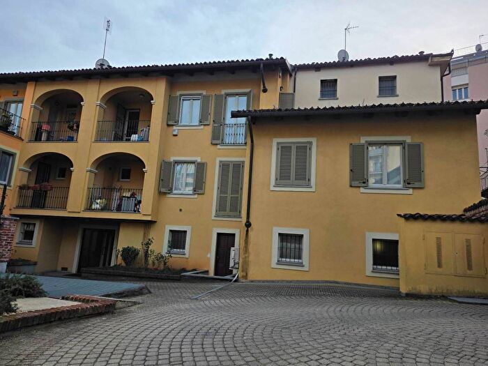 Appartamento bilocale in affitto in Vicolo delle Rosine, Centro Storico, Chieri