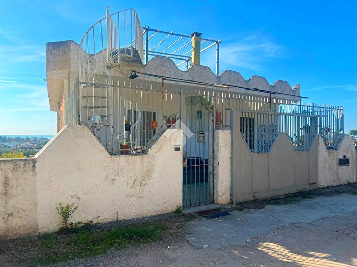 Appartamento trilocale in vendita in Via degli Uliveti, Mondragone