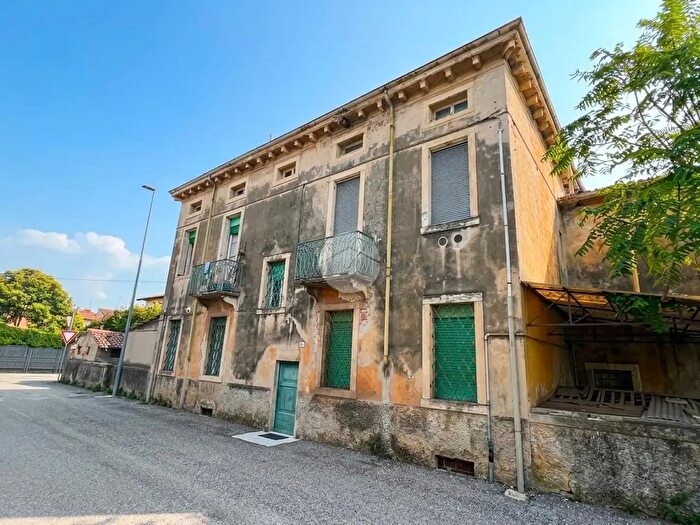 Casa con 8 locali in vendita in Via Rodi, Verona