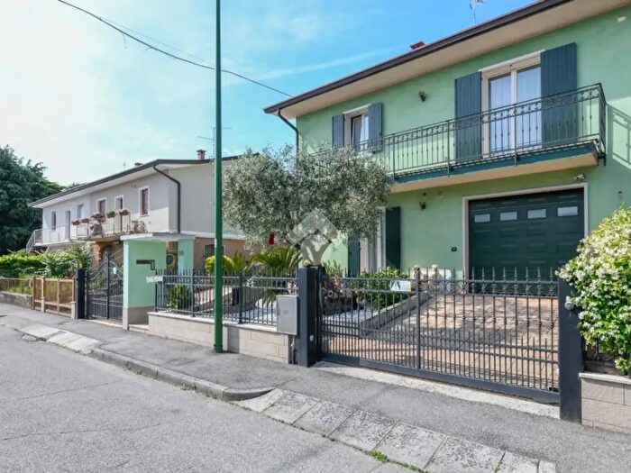 Casa con 5 locali in vendita in Via Lombardia, Peschiera Del Garda