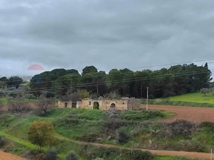 Casa con 10 locali in vendita in Via Amilcare Sn, Caltagirone