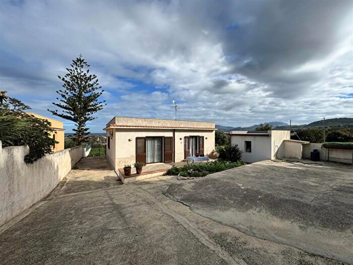 Casa con 6 locali in vendita in Via Crocifissello Valderice, Erice