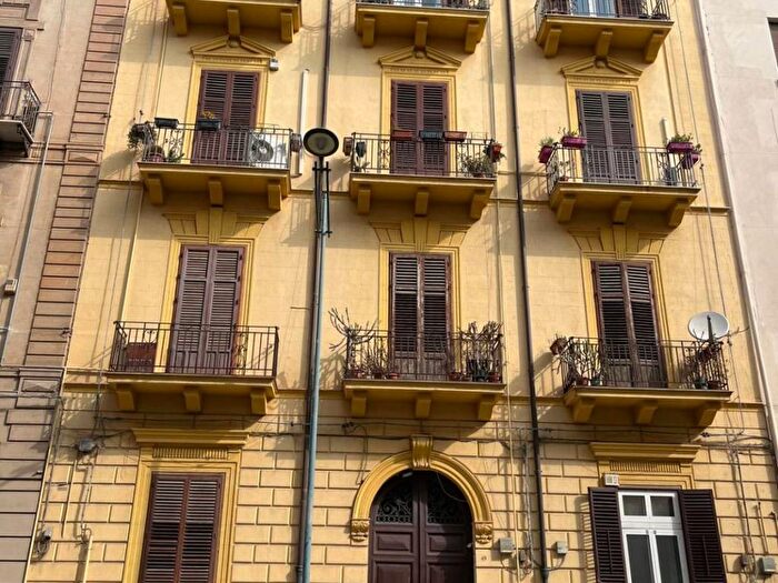 Appartamento trilocale in affitto in Via Mariano Stabile, Roma Cavour, Palermo