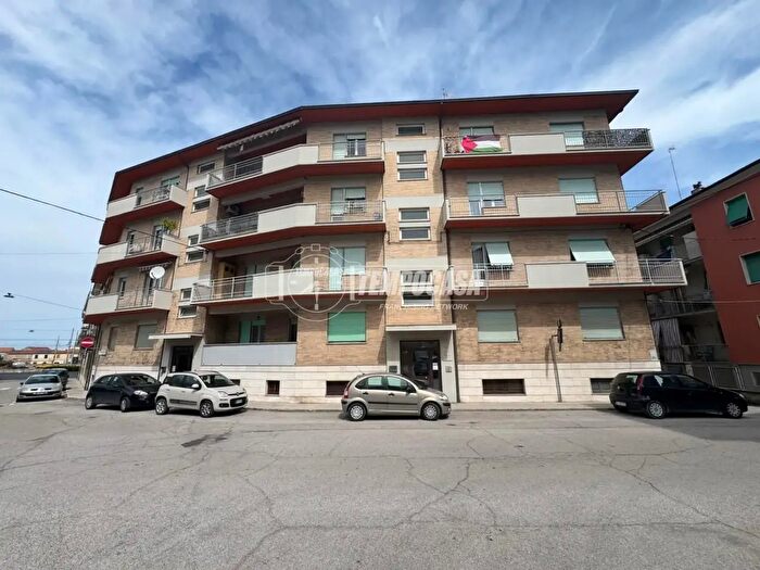 Appartamento con 6 locali in vendita in Via Zambelli, Falconara Marittima