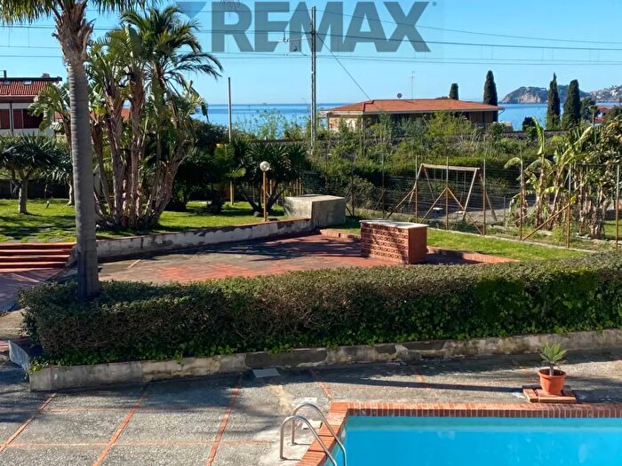 Appartamento trilocale in vendita in Via Nazionale, Letojanni