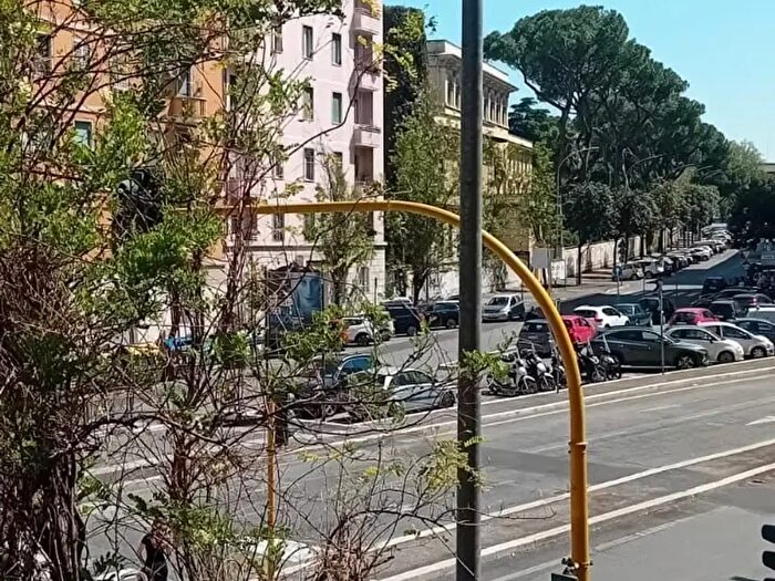 Appartamento con 12 locali in vendita in Via Britannia, Roma