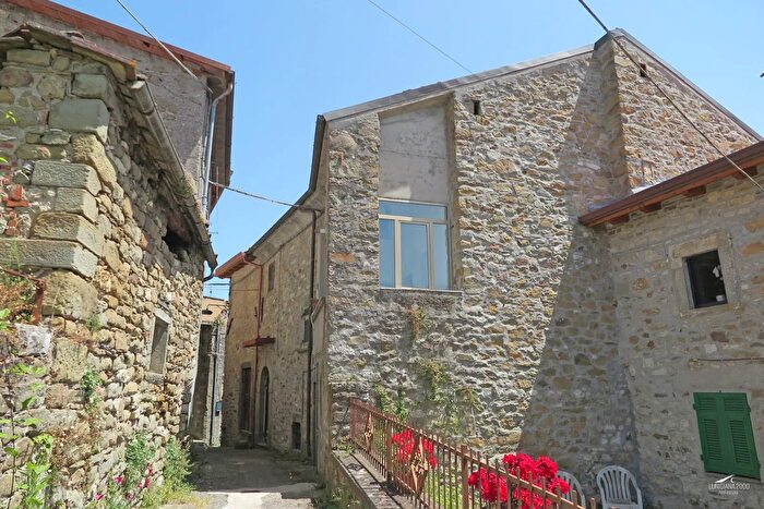 Casa con 9 locali in vendita in Casola In Lunigiana