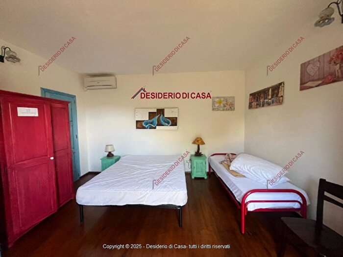 Casa con 16 locali in vendita in Pollina