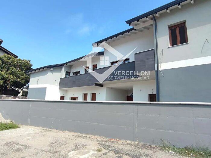 Casa quadrilocale in vendita in Via Novara, Novara