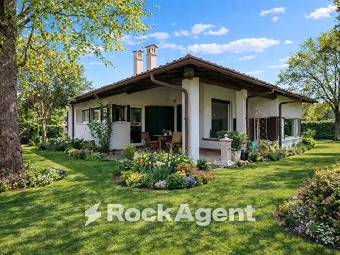 Casa con 6 locali in vendita in Via Tagliamento, Seriate