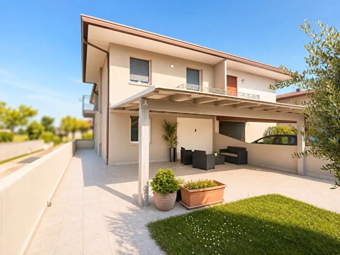 Casa quadrilocale in vendita in Via Risaie, Villa Del Conte