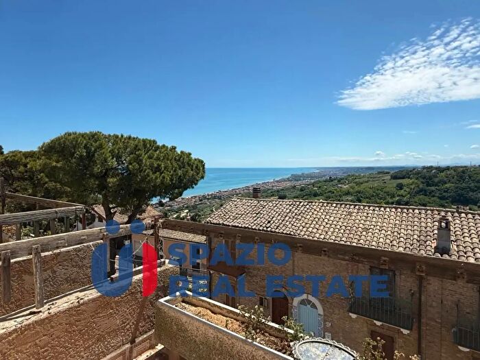 Appartamento con 8 locali in vendita in Via S Rocco, Silvi