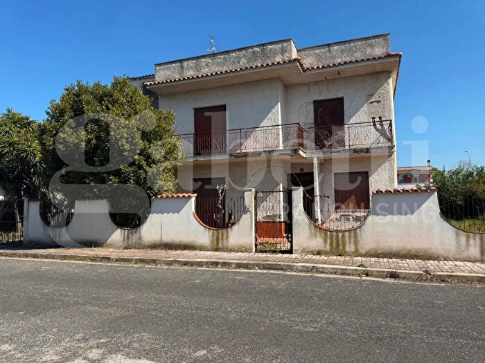 Casa con 8 locali in vendita in Via Apollo, Latina