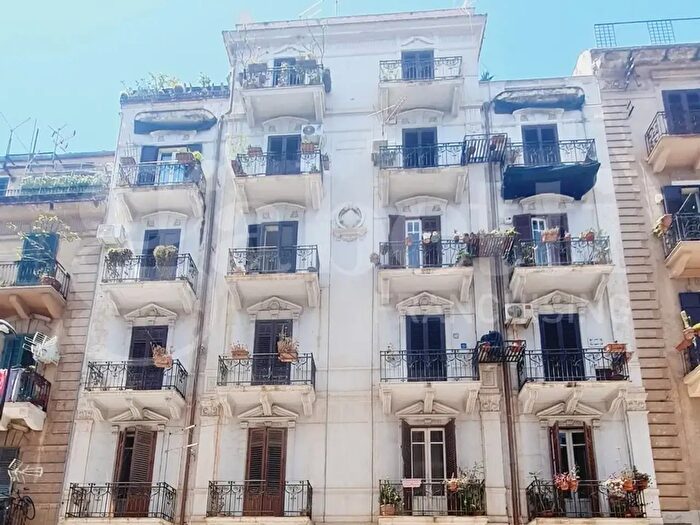Appartamento con 6 locali in vendita in Via Paolo Emiliani Giudici, Palermo
