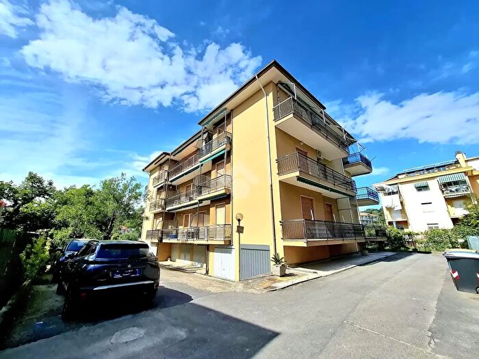Appartamento trilocale in vendita in Via Giaiette, Diano Marina