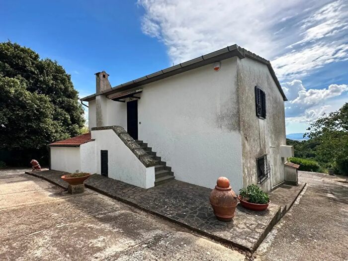Casa con 5 locali in vendita in Roccastrada
