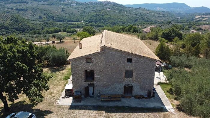 Casa con 10 locali in vendita in Strada Provinciale per Orvinio, Scandriglia