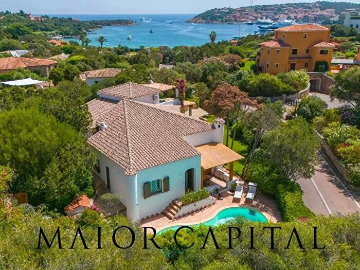 Casa con 8 locali in vendita in Arzachena