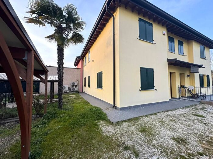 Casa con 5 locali in vendita in San Possidonio