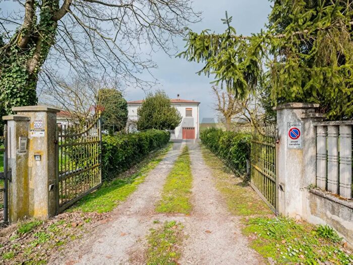 Casa con 9 locali in vendita in Via Bardelle, San Benedetto Po