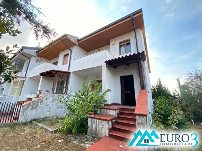 Casa con 8 locali in vendita in Via Fabriano, Folignano