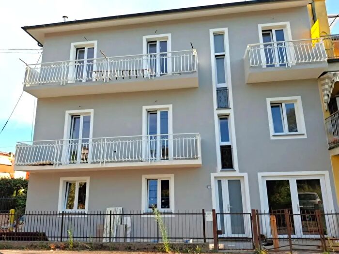 Casa con 5 locali in vendita in Iuseppe Ungaretti, Lucca
