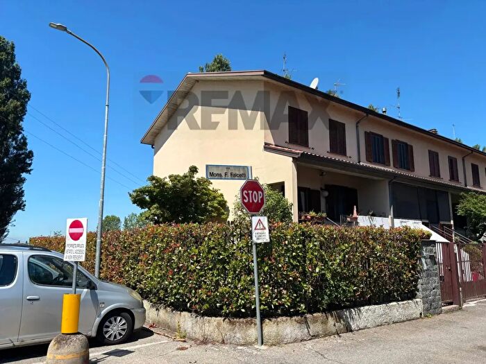 Casa quadrilocale in vendita in Via Falcetti, Lacchiarella