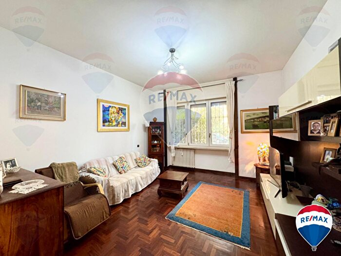 Appartamento quadrilocale in vendita in Via Domokos, Milano