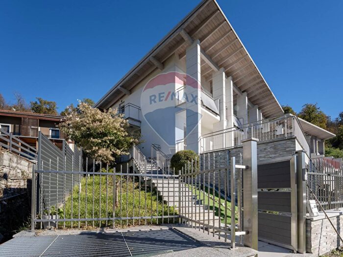 Casa quadrilocale in vendita in Via Martiri, Verbania