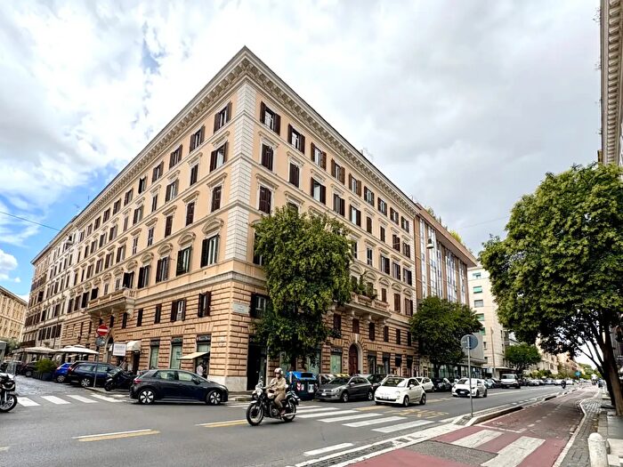 Appartamento trilocale in vendita in Via Cicerone, Roma
