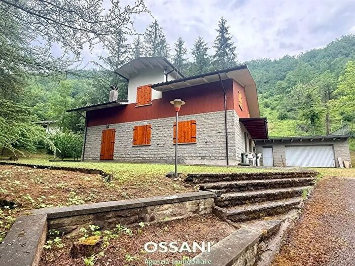 Casa con 6 locali in vendita in Via Isola, Tredozio