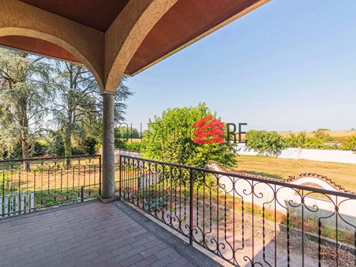 Casa con 10 locali in vendita in Via Varallino, Galliate