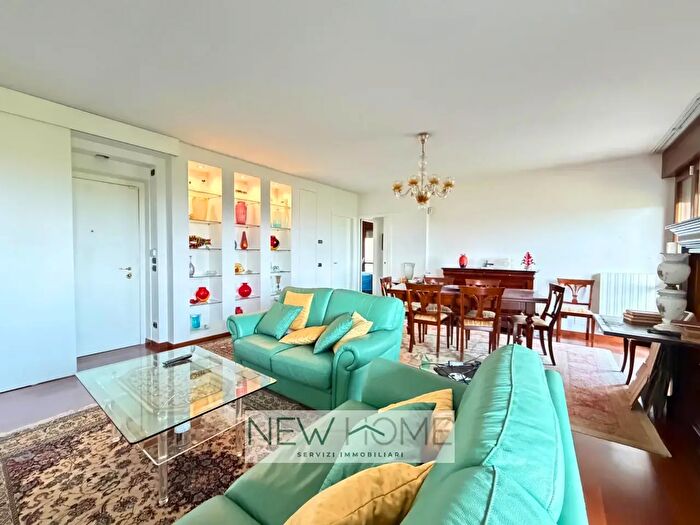 Appartamento con 5 locali in vendita in Via Cesena, Verona