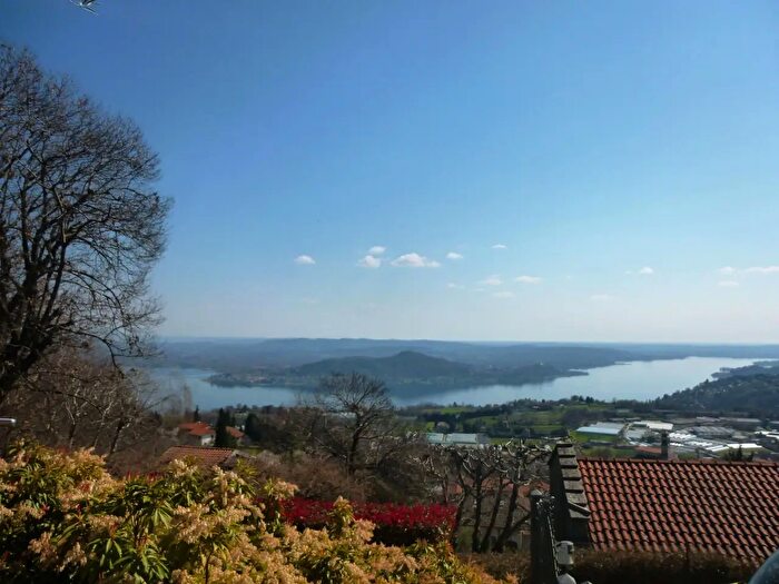 Casa con 6 locali in vendita in Nebbiuno