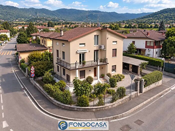 Appartamento trilocale in vendita in Via Costa, Monticelli Brusati