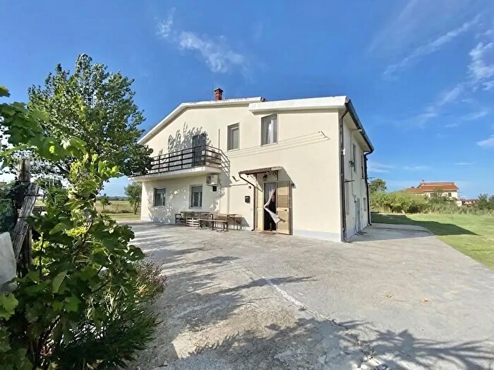 Casa con 6 locali in vendita in Pontedera