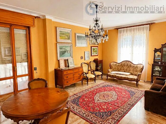 Appartamento con 5 locali in vendita in Via Augusto Balsamo, Piacenza