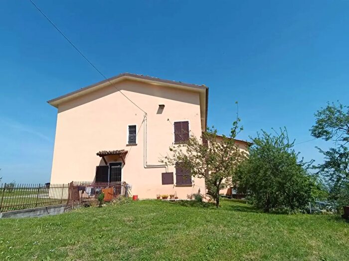 Casa con 8 locali in vendita in Gropparello