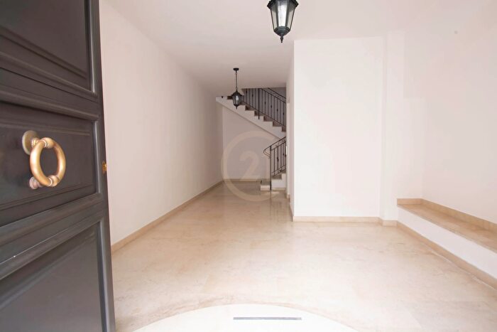 Casa con 7 locali in vendita in Via Cavaliere, Catania