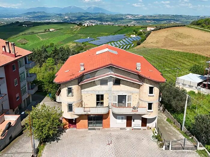 Casa con 7 locali in vendita in Via Fonte del Capitano, Atri