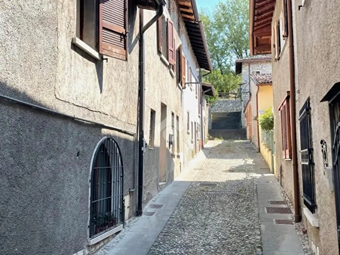 Casa quadrilocale in vendita in Vicolo Bailoni, Lonato del Garda