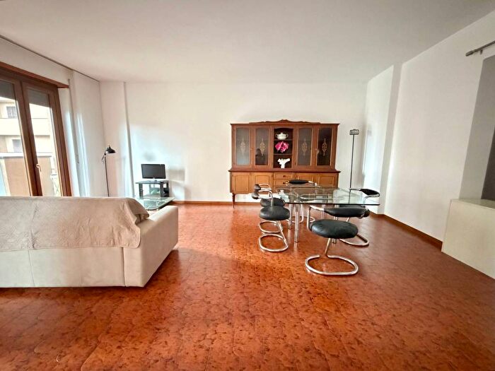 Appartamento con 5 locali in affitto in Viale Bacchiglione, Corvetto, Milano