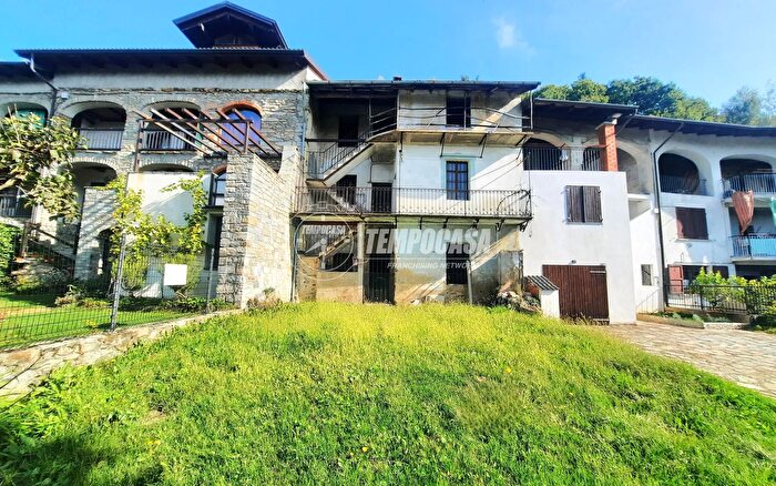 Casa con 8 locali in vendita in Andrate