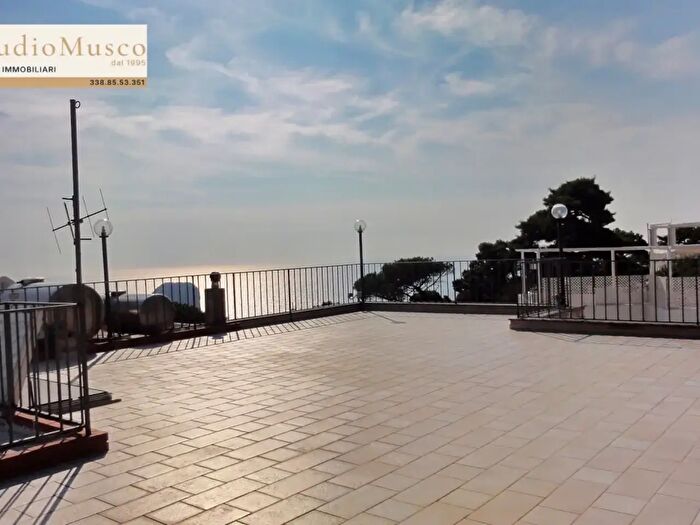 Appartamento con 5 locali in vendita in Via Dalmazio Birago, Capri