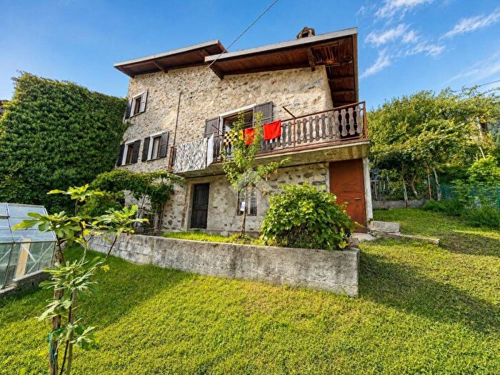 Casa con 6 locali in vendita in Via Salita S Silvestro, Centro, Teglio