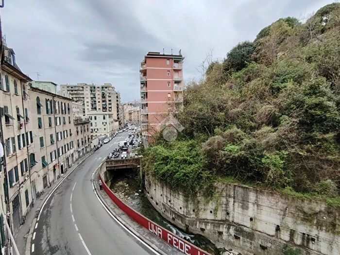 Appartamento trilocale in vendita in Via Fereggiano, Genova